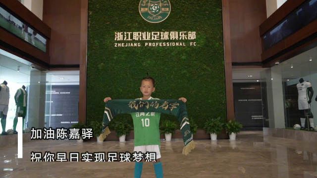 警察成了小混混的警犬
