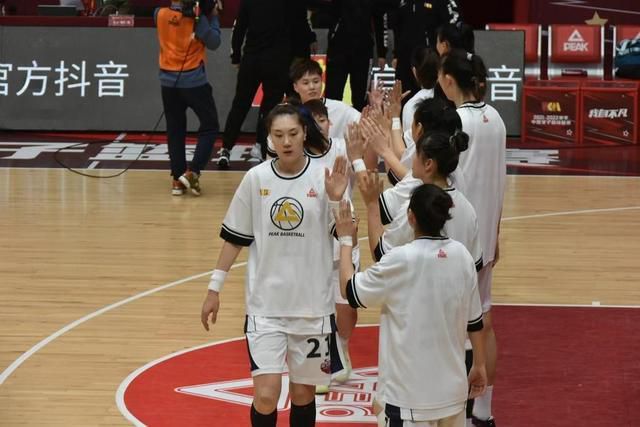 娇妻玩3p被三个男人伺候视频